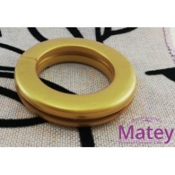 OJILLO PLASTICO GRANDE DORADO BRILLANTE, INTERIOR 45 MM EXTERIOR 73 MM MARCA DM.