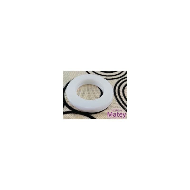 OJILLO PLASTICO CHICO BLANCO  BRILLANTE, INTERIOR 38 MM EXTERIOR 62 MM MARCA DM.