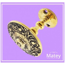 CHAPETÓN GRECAS PATINADO CON BASE CON TORNILLO EN BRONCE PULIDO.