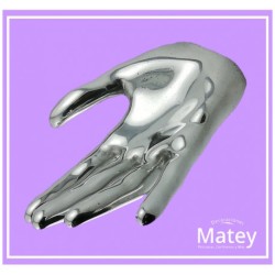 MANO ARTESANAL EN ALUMINIO PULIDO